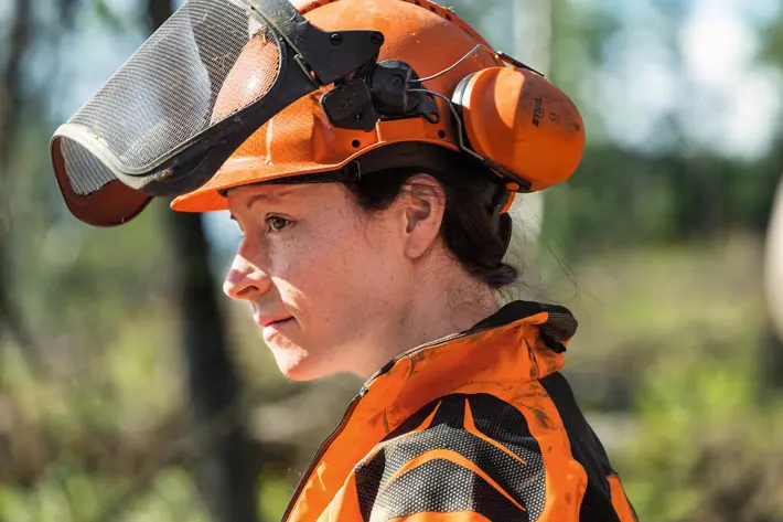 helm tijdens het werk